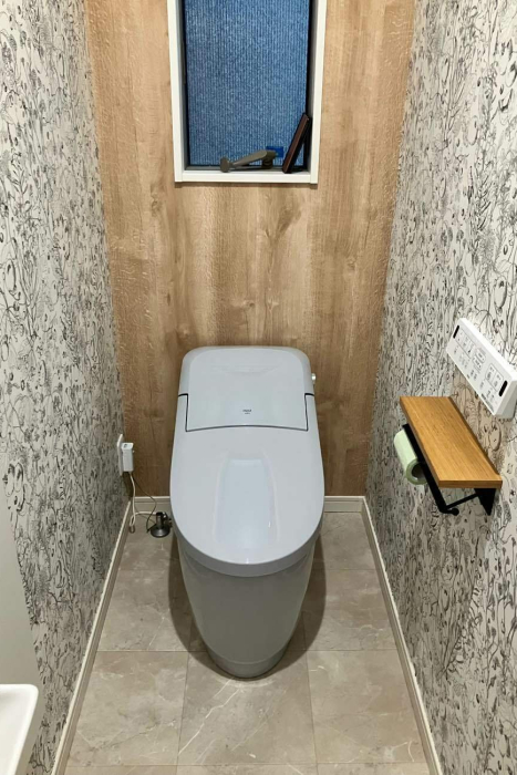 トイレ取替工事　カフェスタイルのクロスが素敵なレストルームに